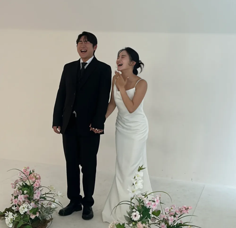 웃고 있는 신랑 신부, 커플 메이크업과 헤어