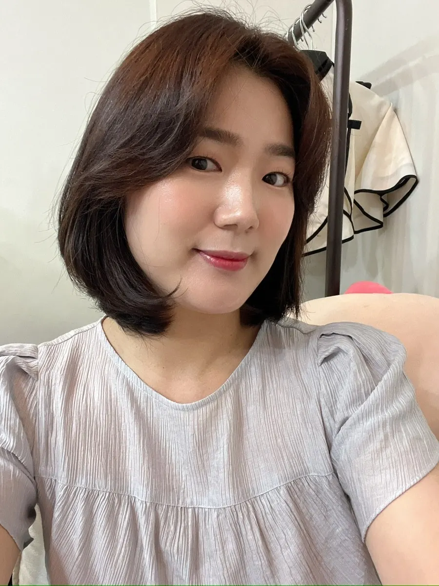 단발 헤어와 자연스러운 풀메이크업