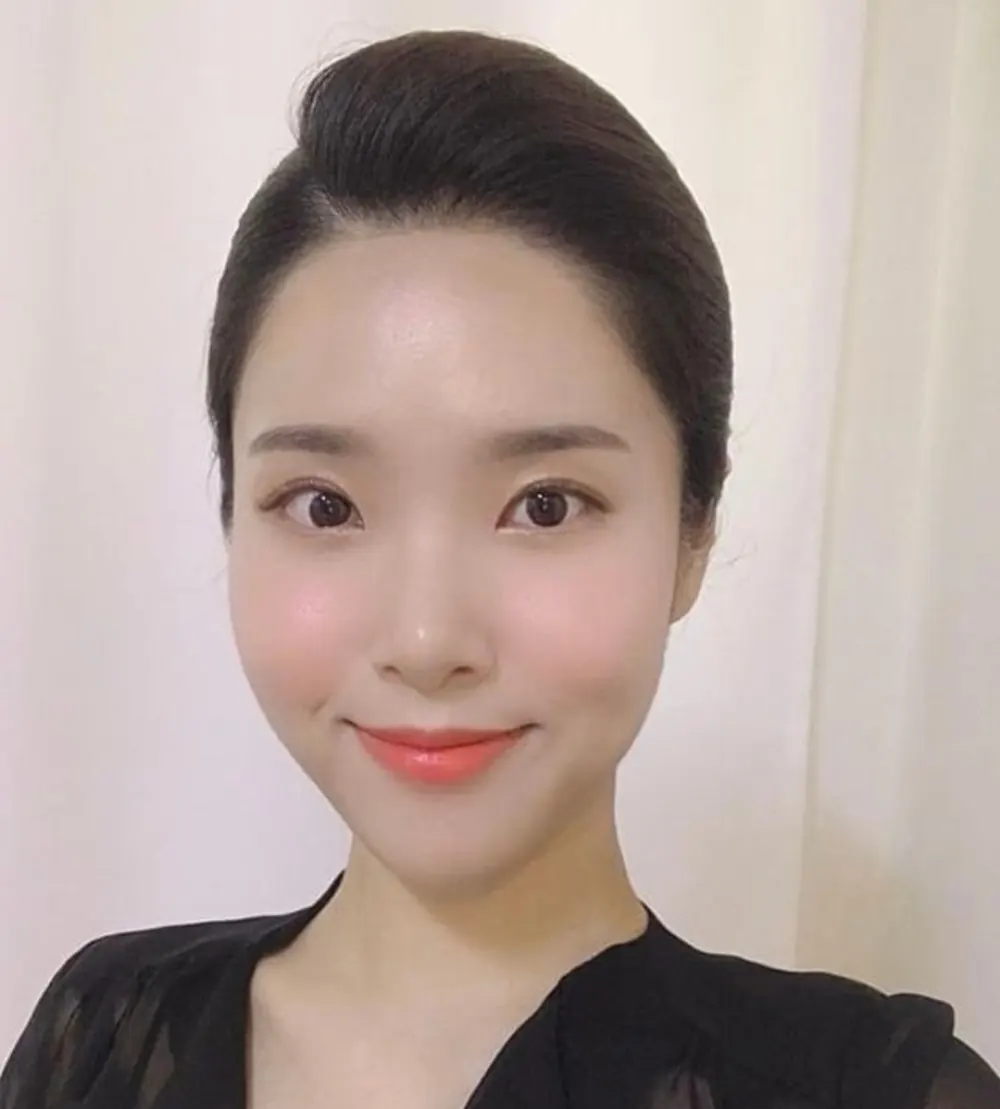 올백 헤어와 산뜻한 포인트 메이크업