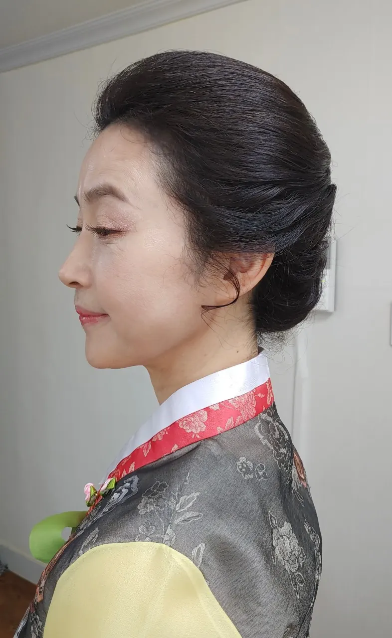 한복을 입은 혼주의 옆모습, 단정하게 올린 헤어