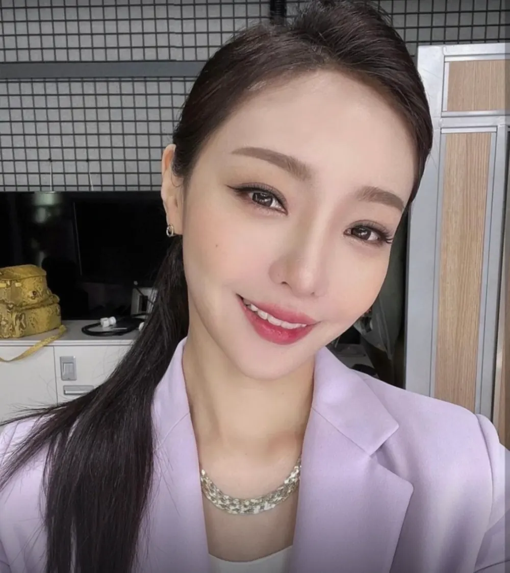 낮은 포니테일과 또렷한 프로필 메이크업